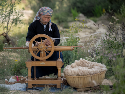 Wie erkenne ich, ob handgesponnene wolle wirklich regional ist: drei einfache tests für märkte und onlinekäufe